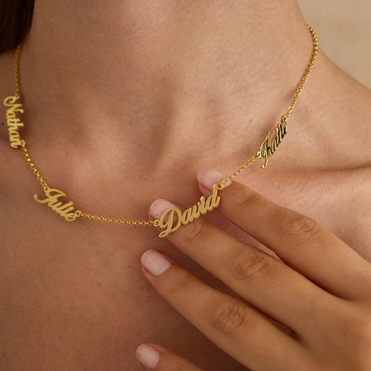 Stylish and personalised: custom-cut necklaces with multiple names
